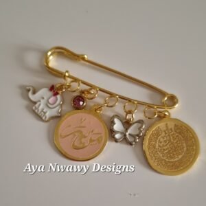 دبوس نازل منه لعبتين وآيه و اسم