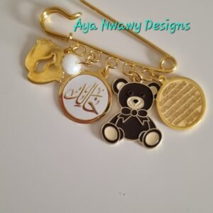 دبوس نازل منه لعبتين ورجل و آيه مع الاسم