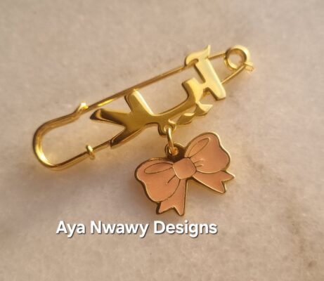 دبوس اسم دهبي مع لعبه