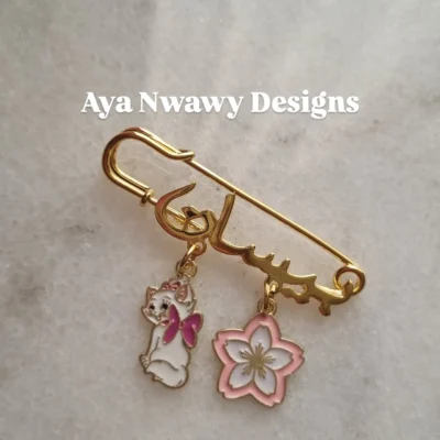 دبوس اسم دهبي مع لعبتين